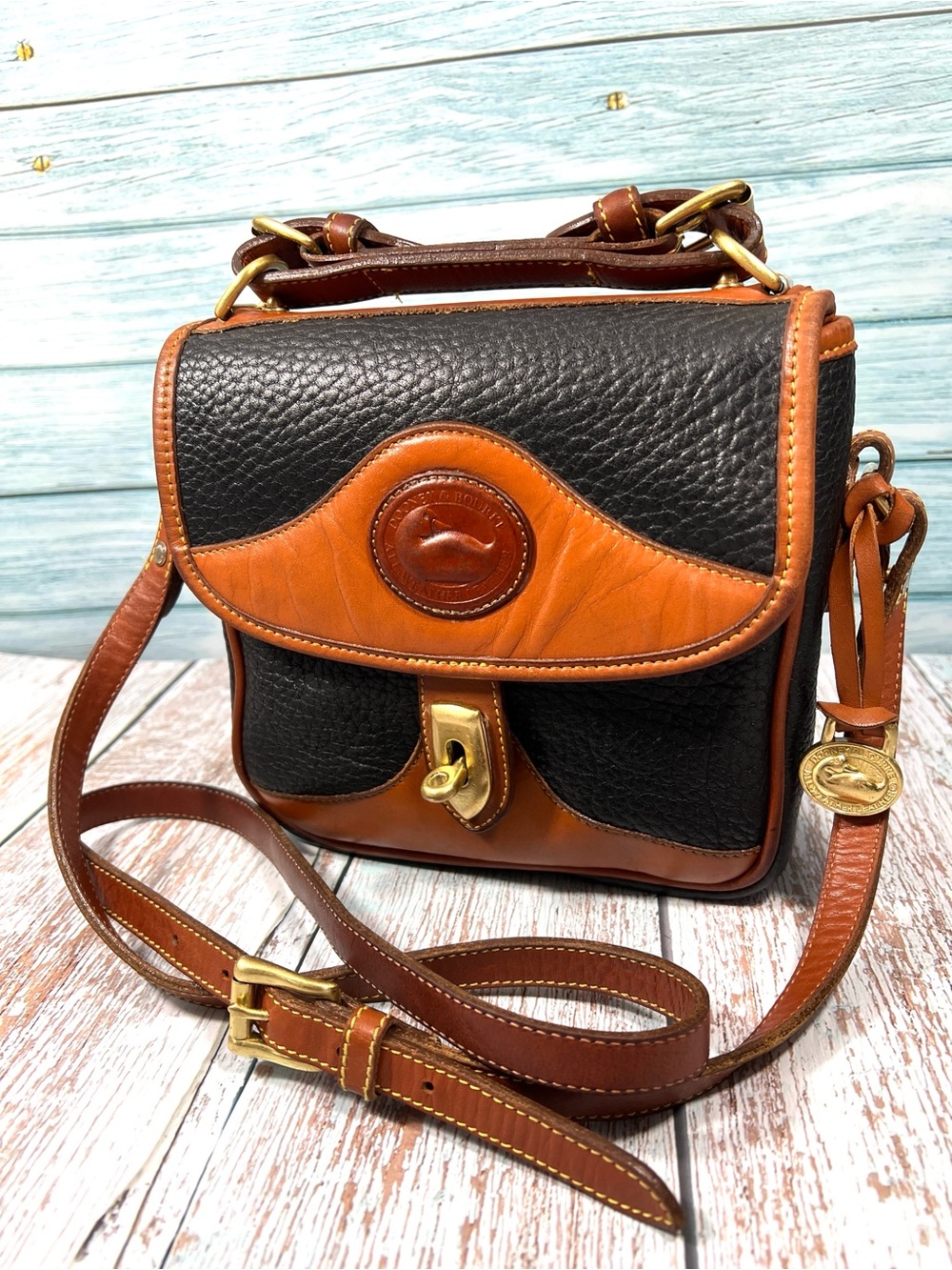 🦆 DOONEY & BOURKE BLACK AND TAN PEBBLE LEATHER SMALL CARRIER TURNLOCK CROSSBODY